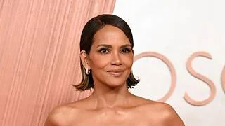 Halle Berry celebró sus 60 años con un ajustado bikini