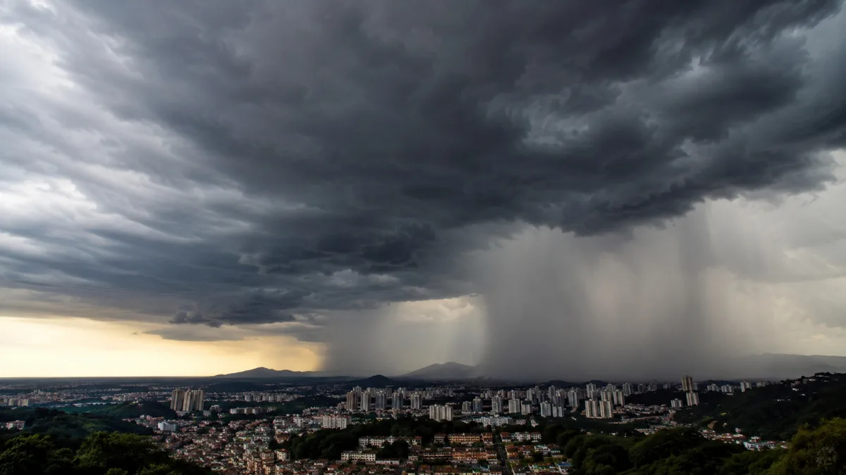 INMET emite alerta de tempestade para dezenas de regiões nesta quinta-feira (15); veja os riscos e como se proteger
