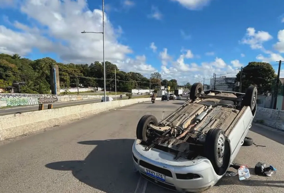 Carro capota em viaduto na BR-101 após motorista passar mal