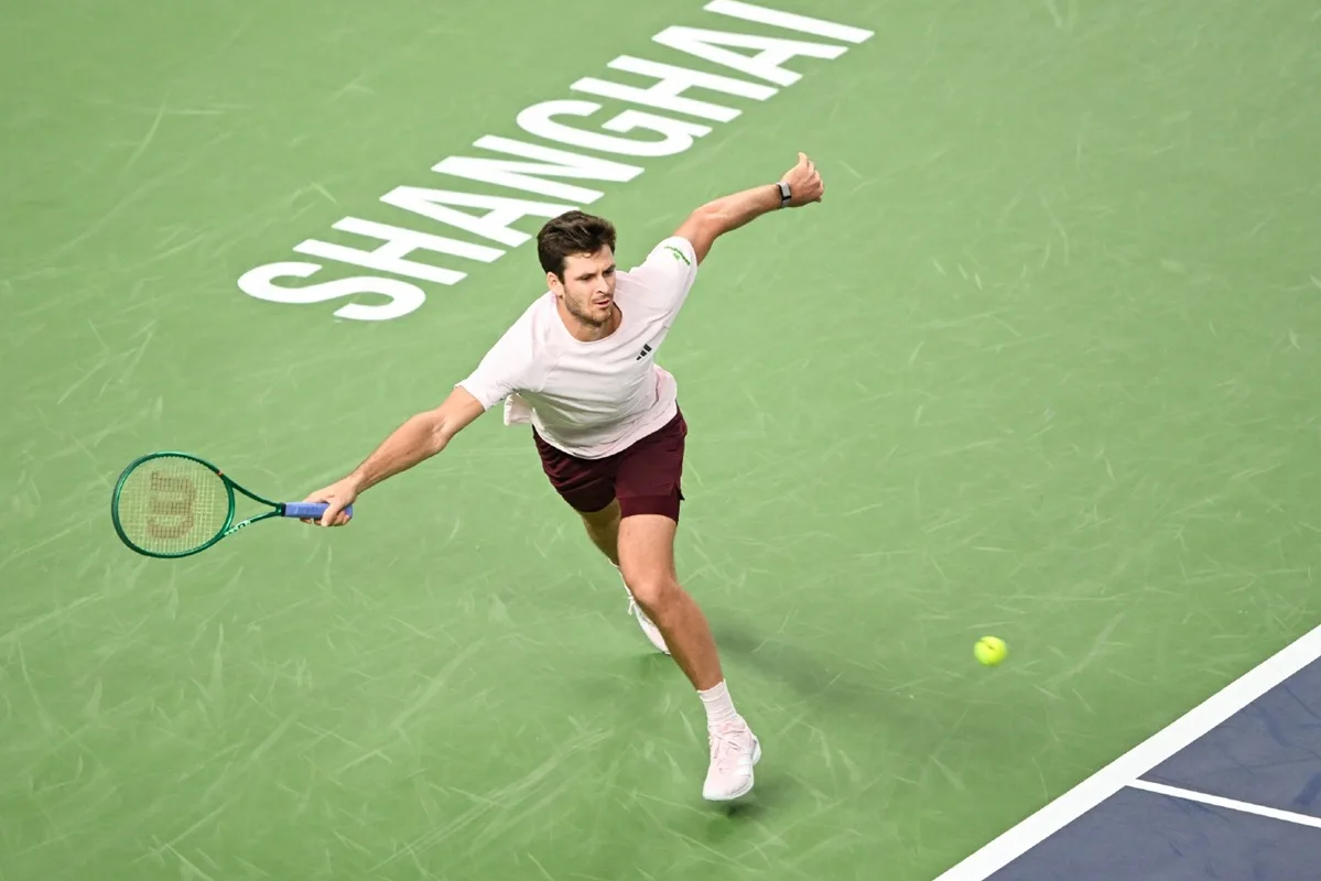 Hurkacz carimba a faixa de Djokovic e derruba o sérvio logo de cara