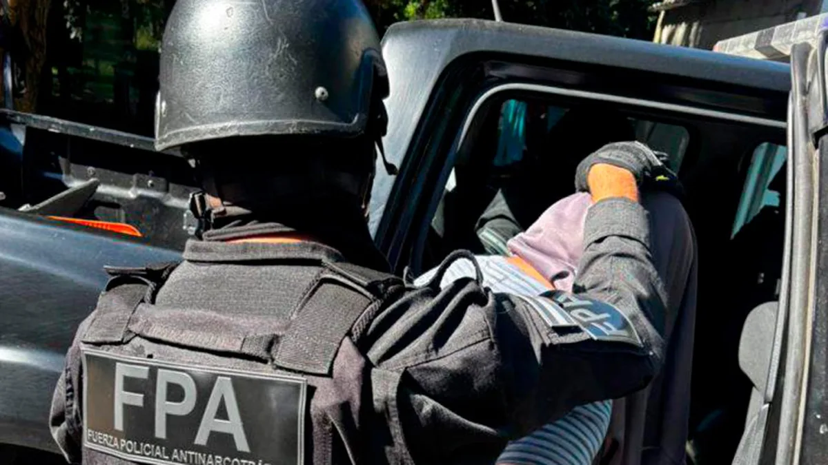 Decomisaron casi 600 dosis de cocaína y detuvieron a tres sospechosos que estaban vendiendo en las vías del tren
