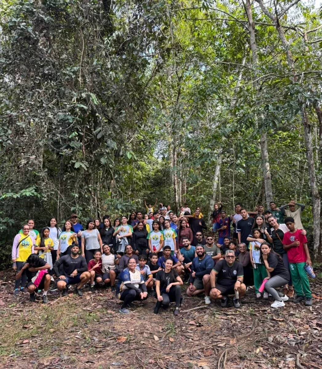 Alunos de escola da zona rural de Cruzeiro do Sul participam de trilha ecológica no Sesc