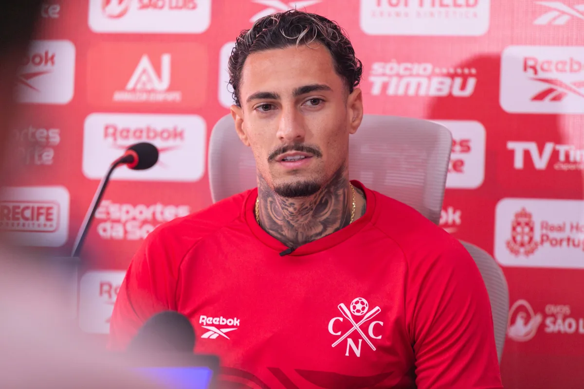 Derek cresce de produção com mudança de posicionamento no Náutico e revela meta de gols
