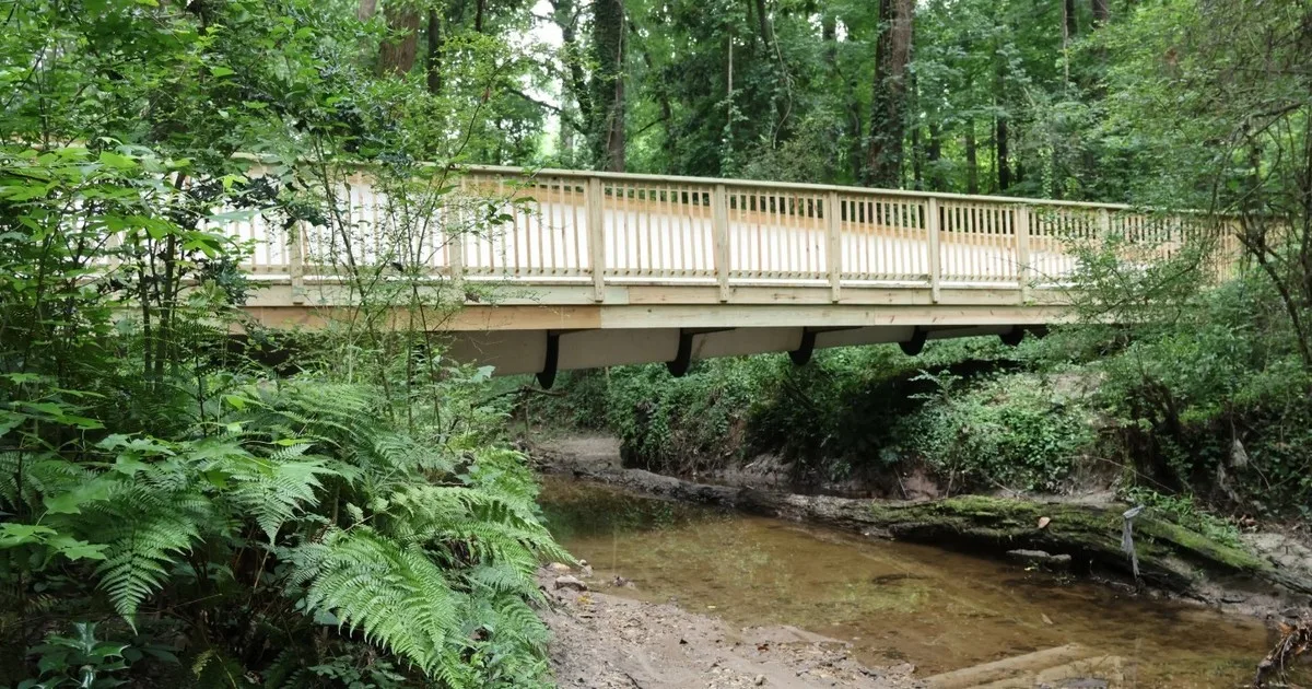 Una sección de 15 metros de una pala de turbina desgastada, transportada en camión desde un parque eólico de Colorado, fue utilizada para construir un puente sobre un arroyo en un parque de Atlanta