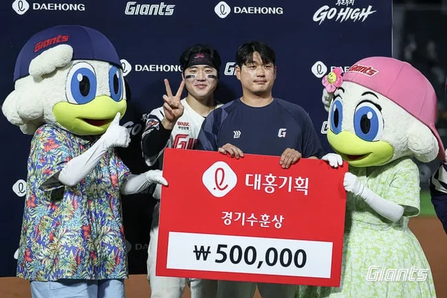 '복귀전 승리' 나균안 얼마나 고마웠으면, 수훈선수 상금까지 양보했을까..."(손)성빈이가 잘 이끌어준 덕분"