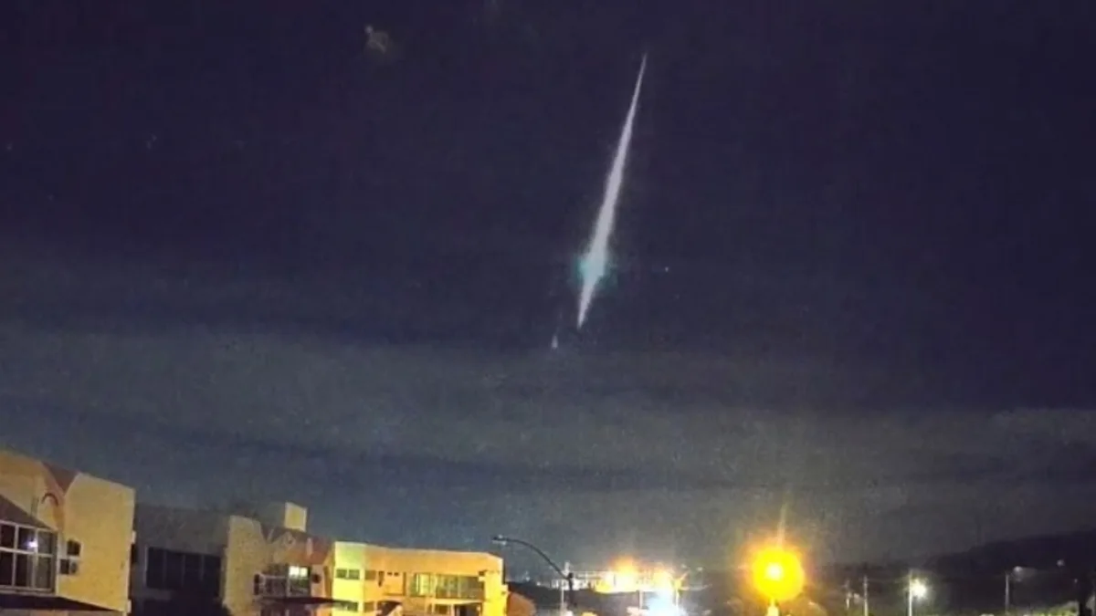 VÍDEO: meteoro 'bola de fogo' cruza o céu do RS em alta velocidade na madrugada