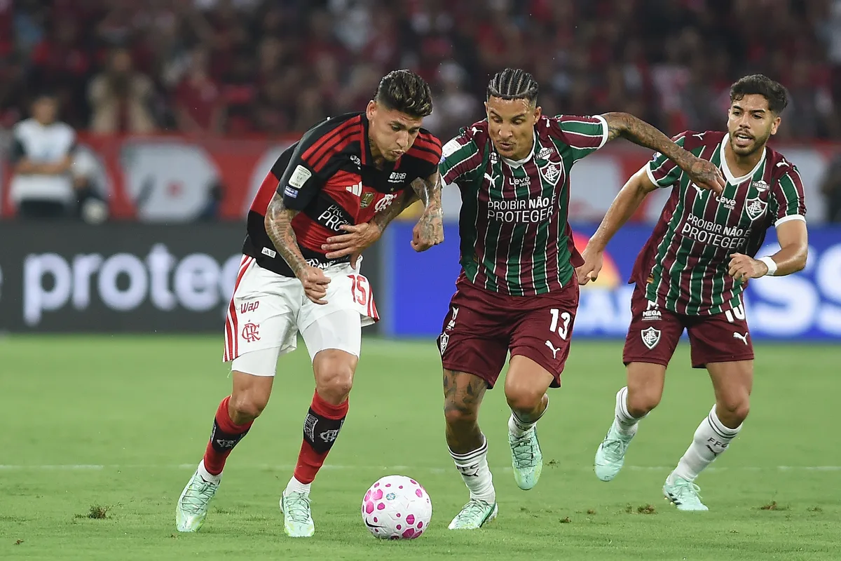 Mexidas dão vida ao ataque rubro-negro em noite de liderança mantida