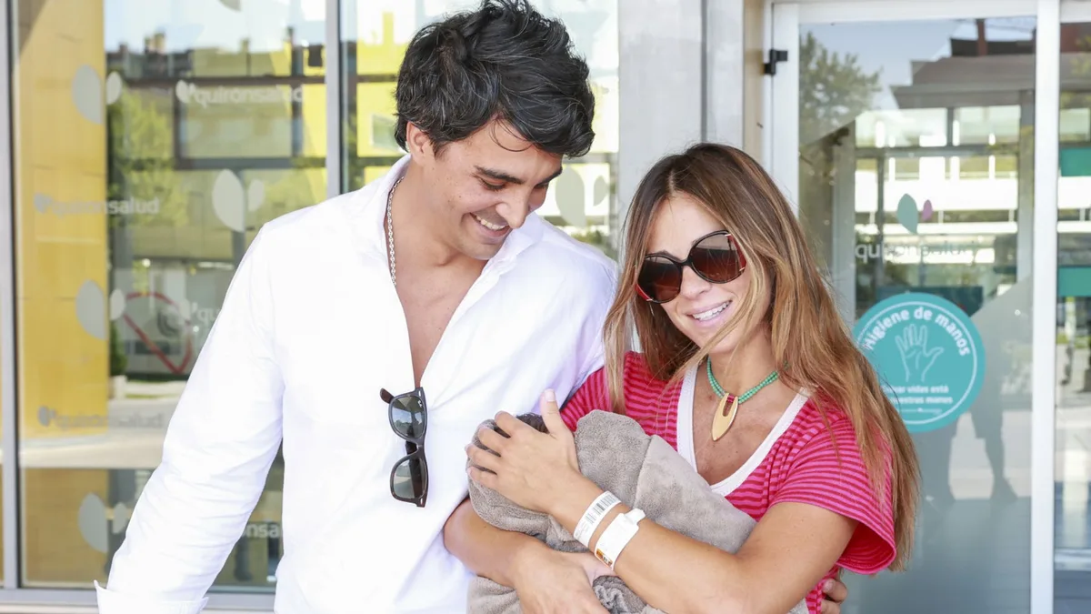 Sofía Ellar abandona el hospital con su hijo en brazos tras convertirse en madre junto a Fernando Muñoz