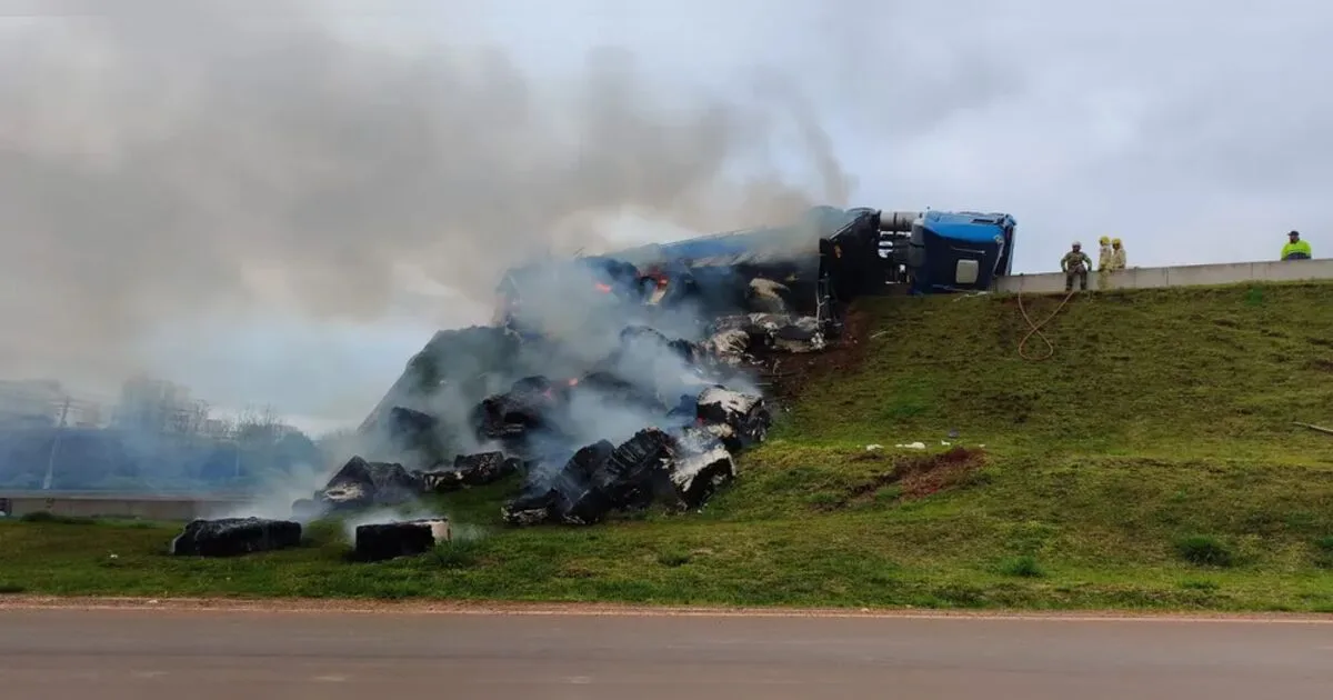 Carga de algodão incendeia após caminhão tombar em viaduto na PR-151