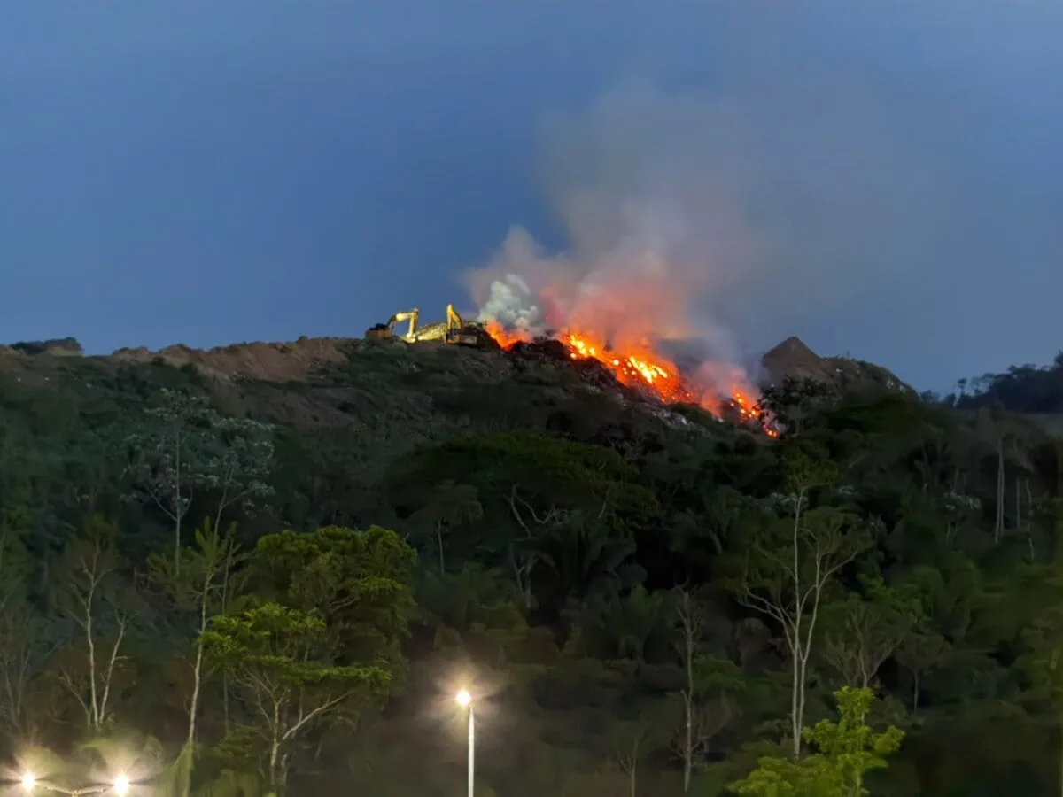 Incêndio atinge lixão da Transacreana e fumaça se espalha em Rio Branco