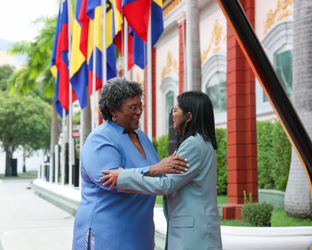 Delcy Rodríguez firma acuerdos conjuntos con primera ministra de Barbados