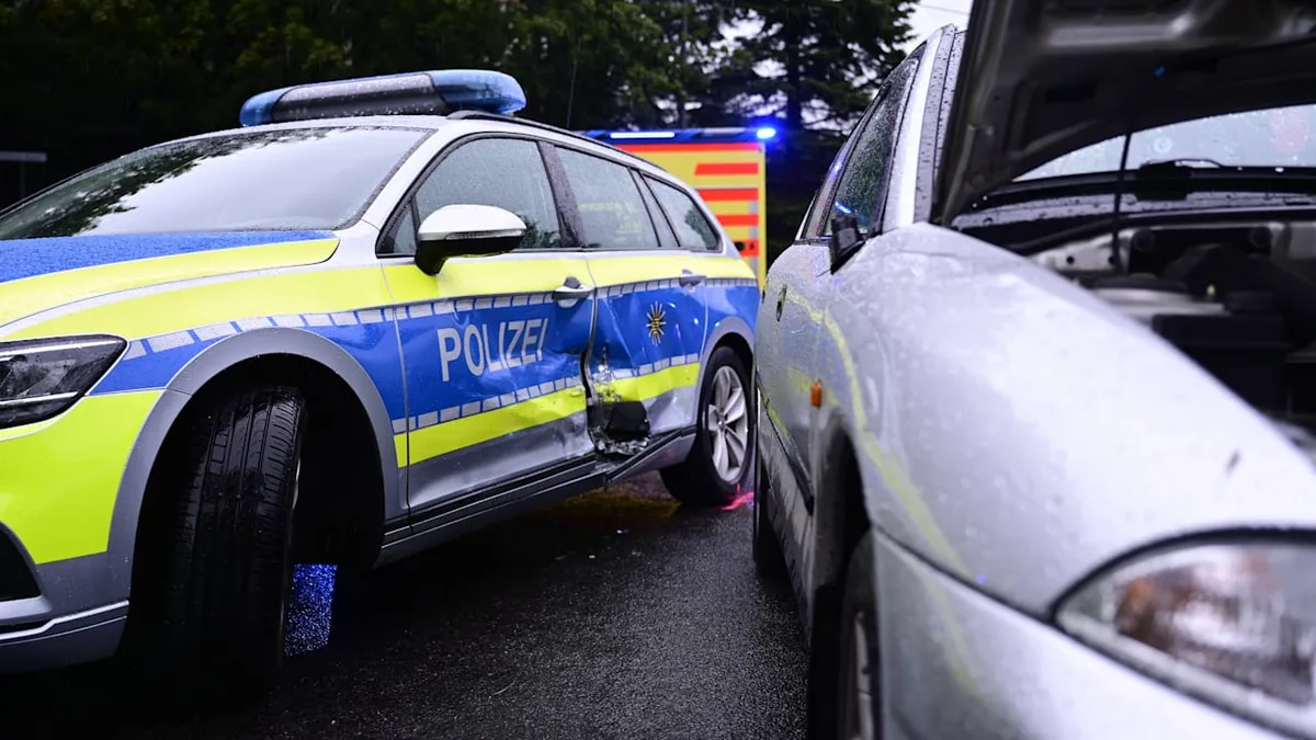 3 Verletzte - 91-Jährige rammt zweimal Polizeiwagen und flieht