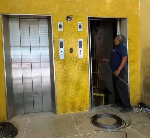 Rehabilitan cinco ascensores y servicios en urbanismo Omar Torrijos