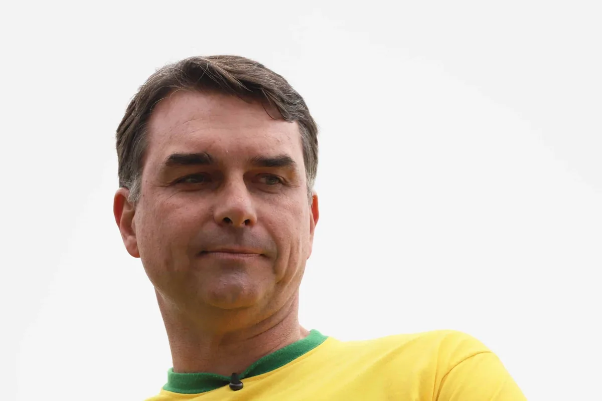 Flávio Bolsonaro faz grave acusação ao Judiciário ao tentar explicar abandono do Centrão