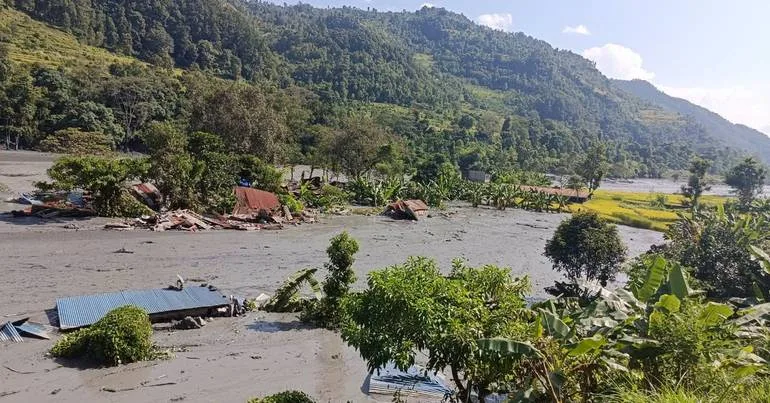 Nepal. Deslizamento de terras provoca nova enchente no rio
