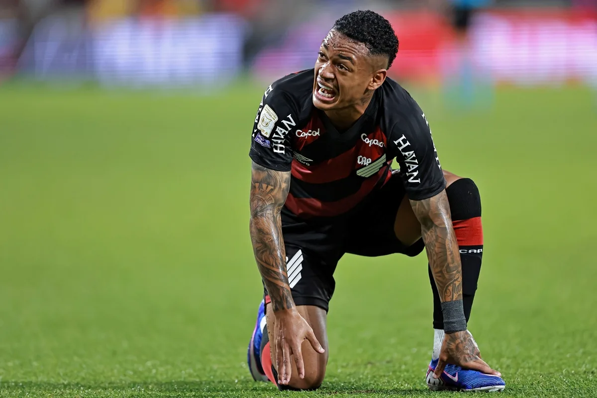 Léo Derik, do Athletico, é condenado a 13 anos de prisão por estupro