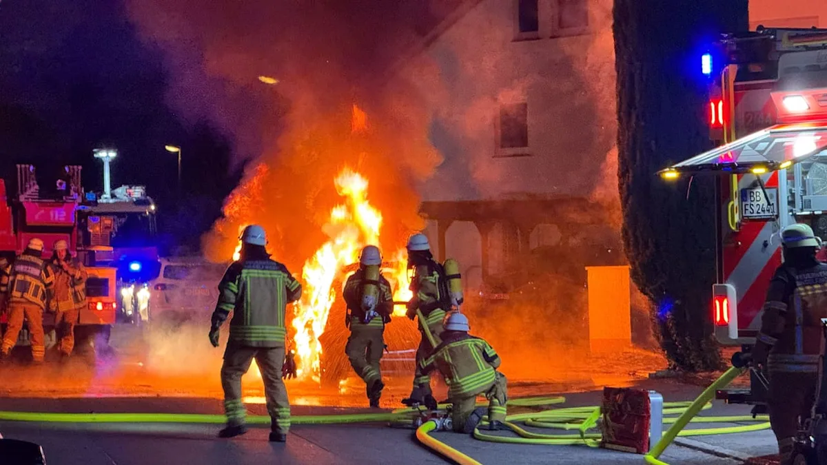 Flammen-Drama - Erst Feuer, dann Waffe! Brandstifter (93) in Haft