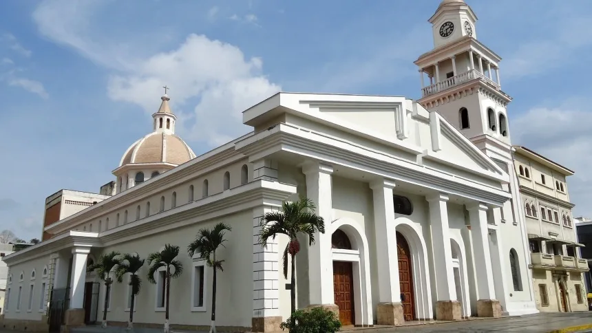 Sin temor a Dios: Se hicieron pasar por un obispo y pidieron donaciones para victimas del terremoto en Los Teques