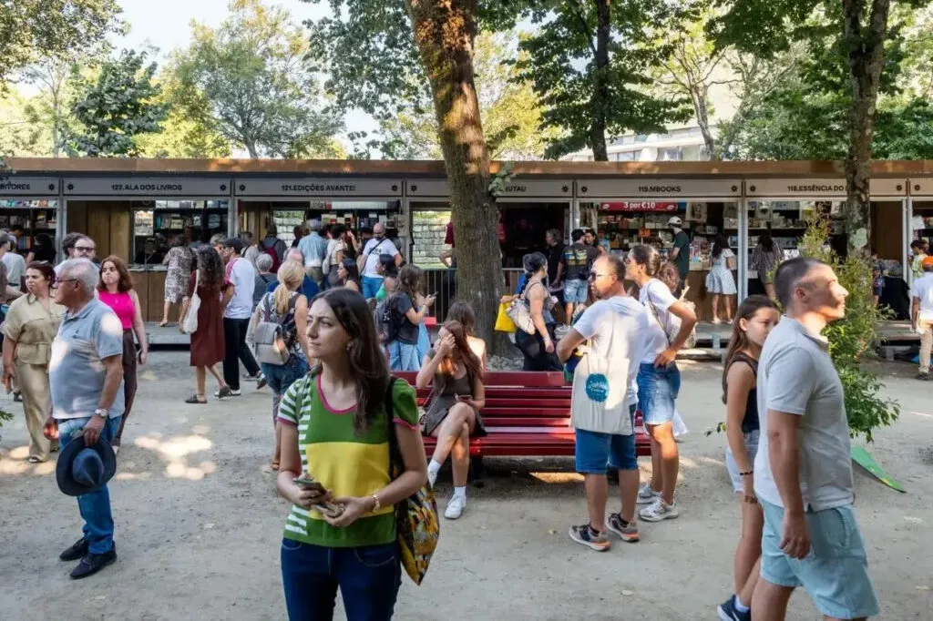 Feira do Livro do Porto abre portas com centenas nos primeiros minutos