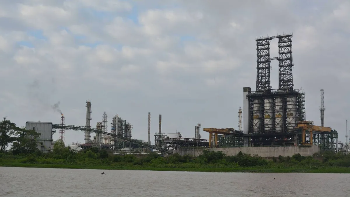 Detectan hidrocarburo en arroyo de Veracruz; Pemex descarta una fuga propia