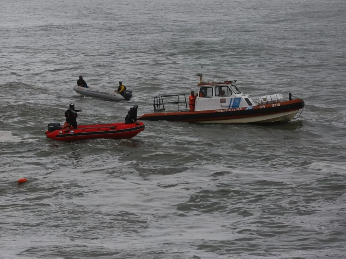 Buscan a dos kayakistas desaparecidos en Santa Teresita: ingresaron al mar y no pudieron volver