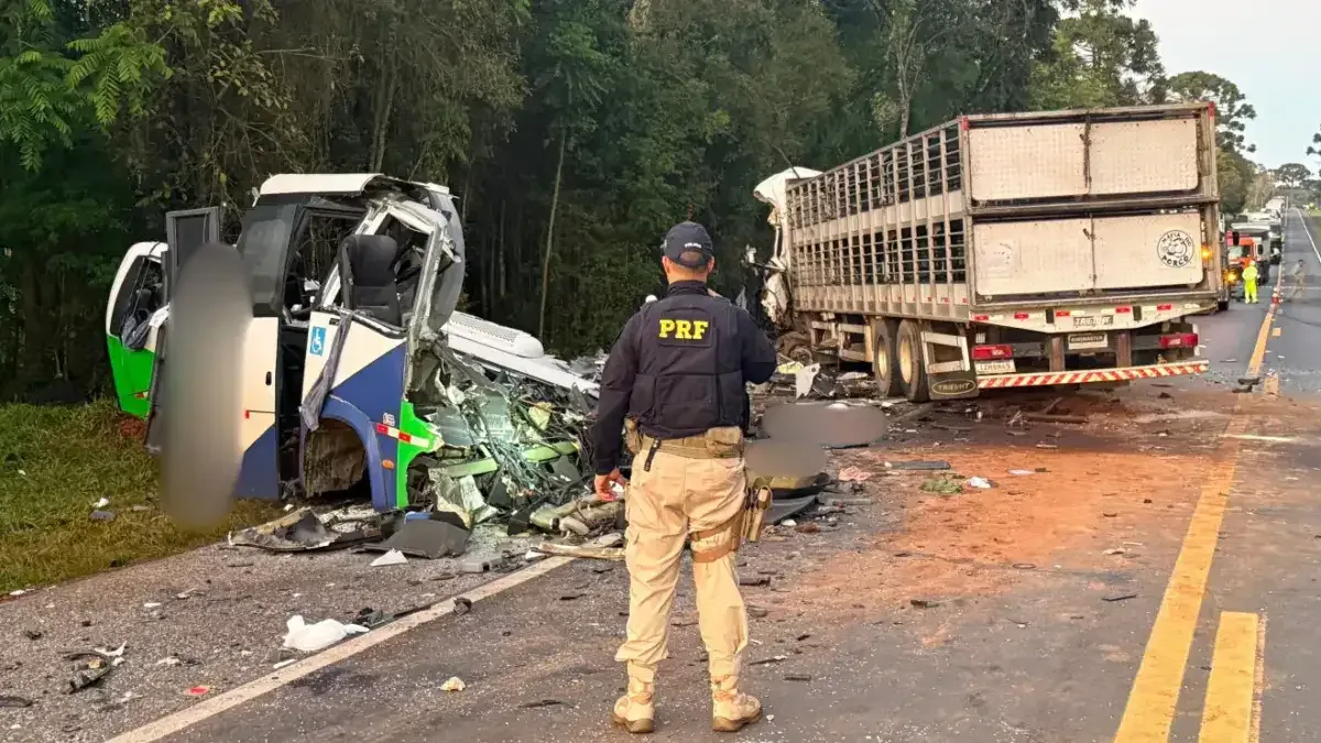 Acidente entre micro-ônibus e carreta deixa 23 mortos no Paraná