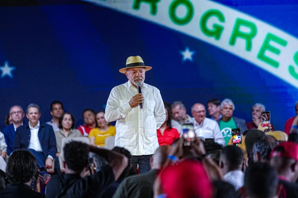 La seguridad pública domina los discursos de apertura de campaña de Lula y Flávio Bolsonaro en Brasil