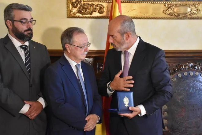 El presidente de Ceuta reclama que se suspenda el derecho al asilo a los migrantes en casos de "invasión"