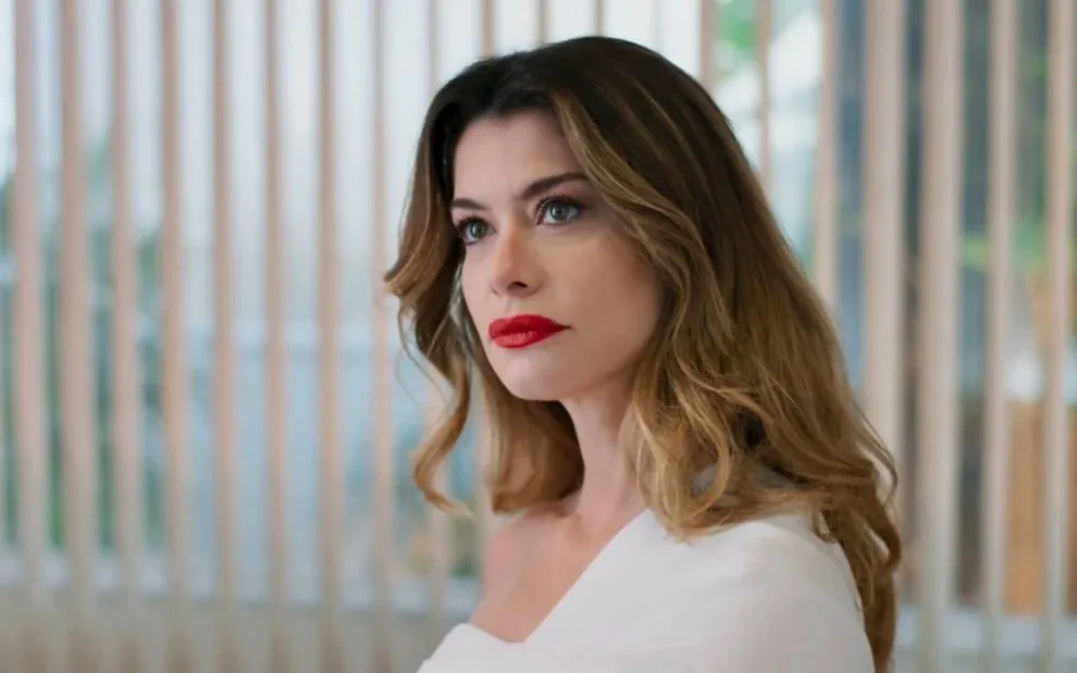 Descontrolada, Vanessa vai para cima de Bela e comete atrocidade em Por Você