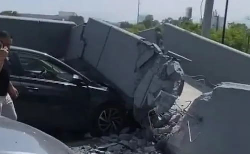 Se desploma puente peatonal en Monterrey y cae sobre automóvil; no se reportan lesionados