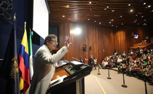 Petro advierte a sobre "tecnofascismo" desde la UNAM; pide profundizar proceso político en México