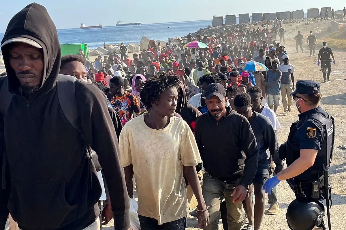 Autoridades de Ceuta encaminham milhares de migrantes para abrigos temporários