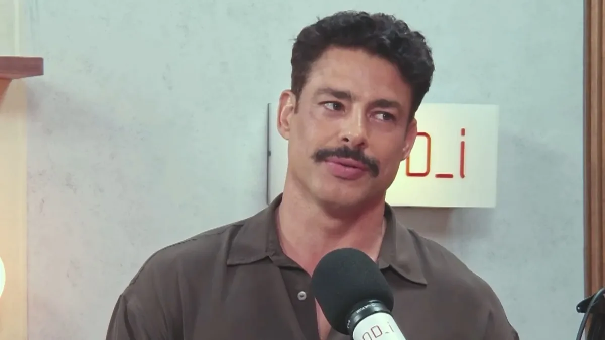 Cauã Reymond diz que precisou de terapia após “Avenida Brasil” e explica motivo: “Mexeu muito comigo”; assista Cauã Reymond revela que via a mãe em Carminha de “Avenida Brasil”; assista! (Foto: Reprodução/ globonews)