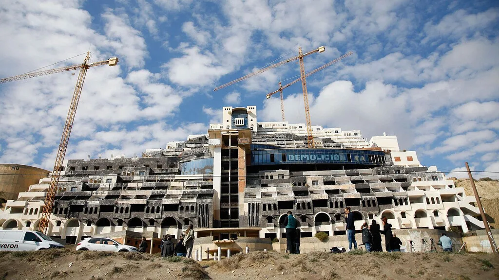 El Algarrobico es el mayor monstruo de la ambición turística desmedida: 411 habitaciones y cero huéspedes