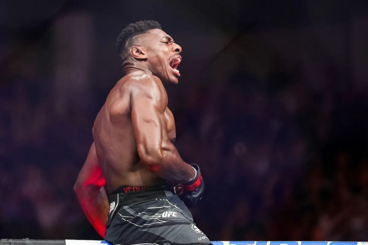 Хоакин Бакли нокаутирован коленом навстречу в бою UFC с Майком Мэлоттом