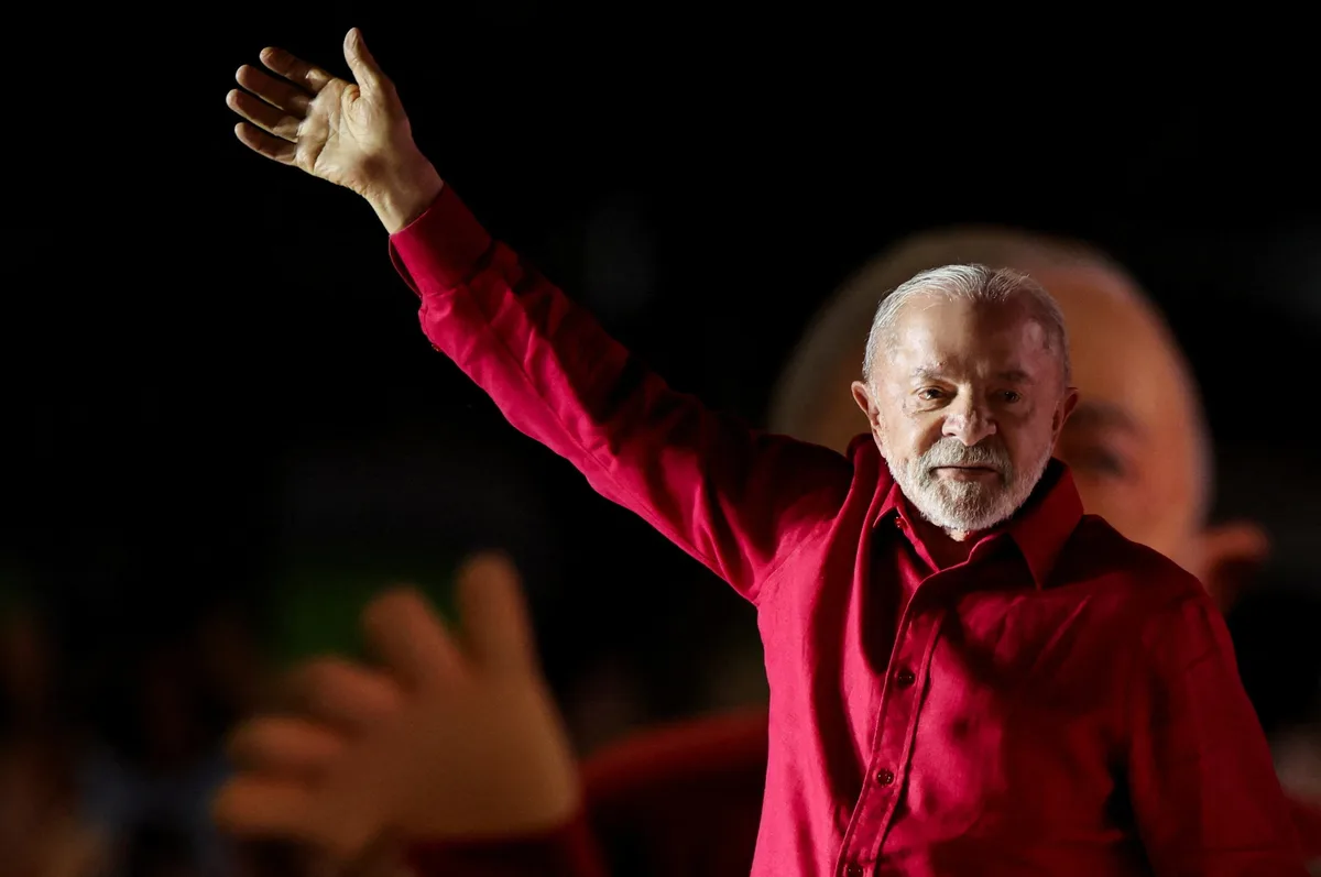 Lula eleva un 15% la principal ayuda social mientras Flávio Bolsonaro lleva su campaña al corazón del nordeste petista