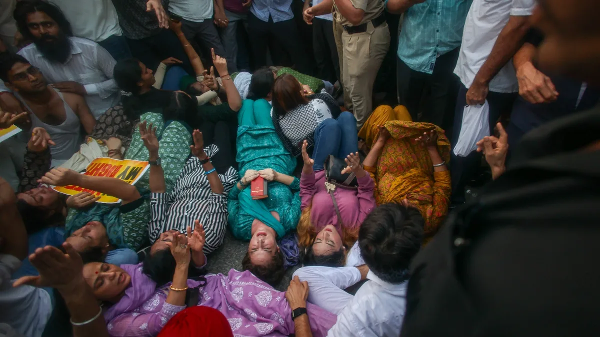 Rahul Gandhi stood guard, Priyanka lay on the road — then the police moved in