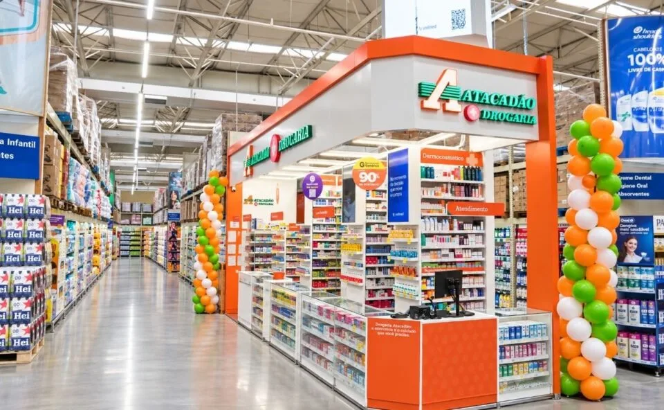 Grupo Carrefour abre 100ª farmácia no Atacadão e testa novo modelo de loja