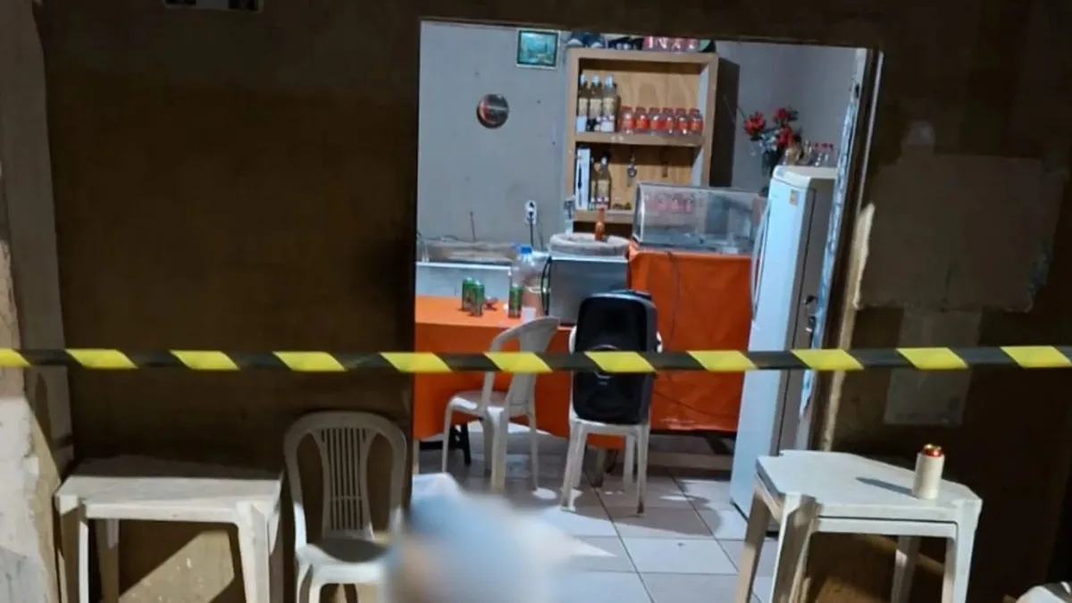 Homem é morto a tiros dentro de bar e suspeito foge na Serra, no ES