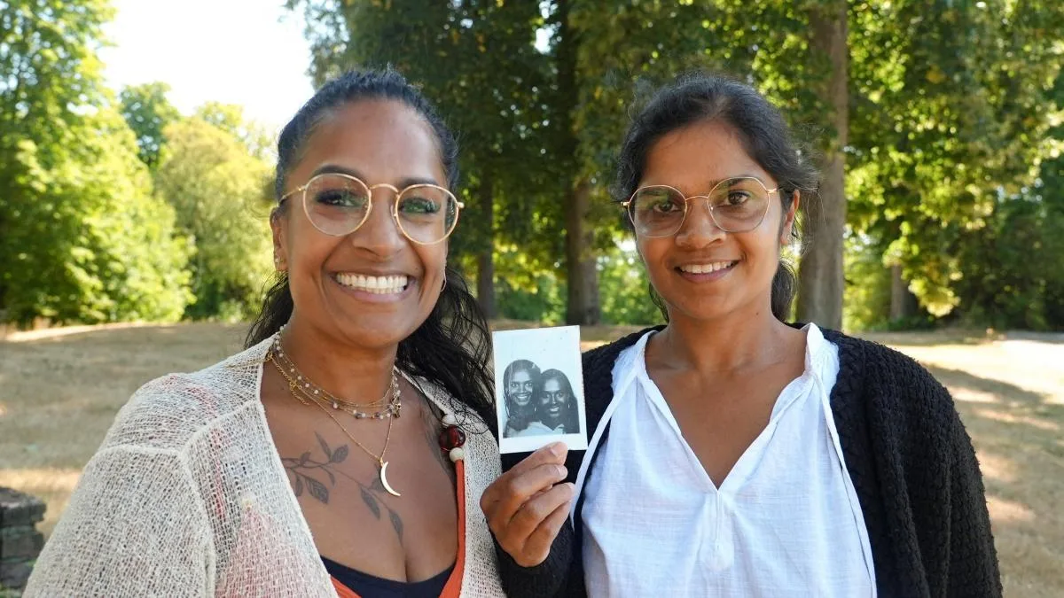 Meena y Minal: las niñas adoptadas que fueron amigas sin saber que eran hermanas