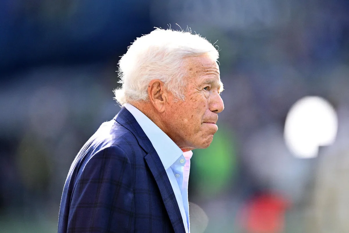 Qui est Robert Kraft, le milliardaire qui a fait pression sur Ed Sheeran pour évincer Macklemore de sa tournée ?