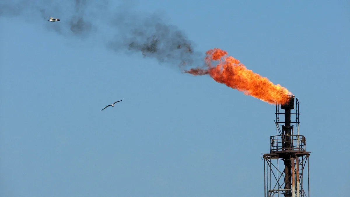 Impasse e ameaças da guerra no Irão empurram petróleo para máximos de três semanas