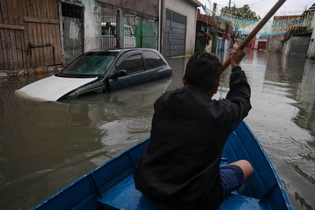 Moradores enfrentam enchente há três dias no Jardim Pantanal, zona leste de São Paulo