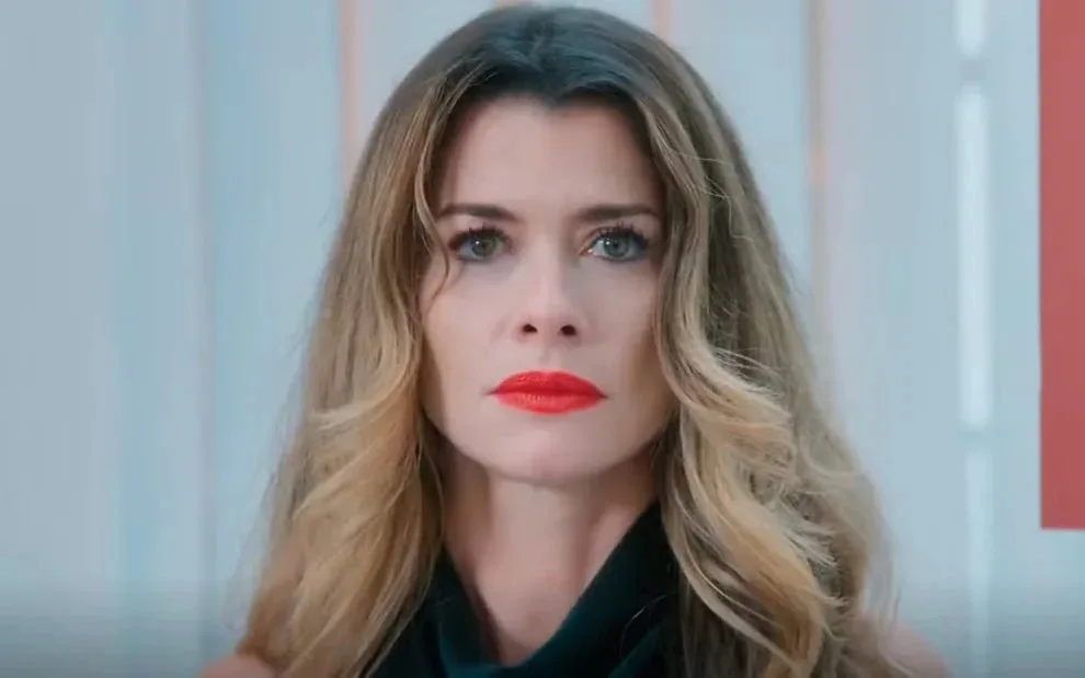 Vanessa fabrica a própria queda em Por Você, e Bela a faz passar a maior vergonha