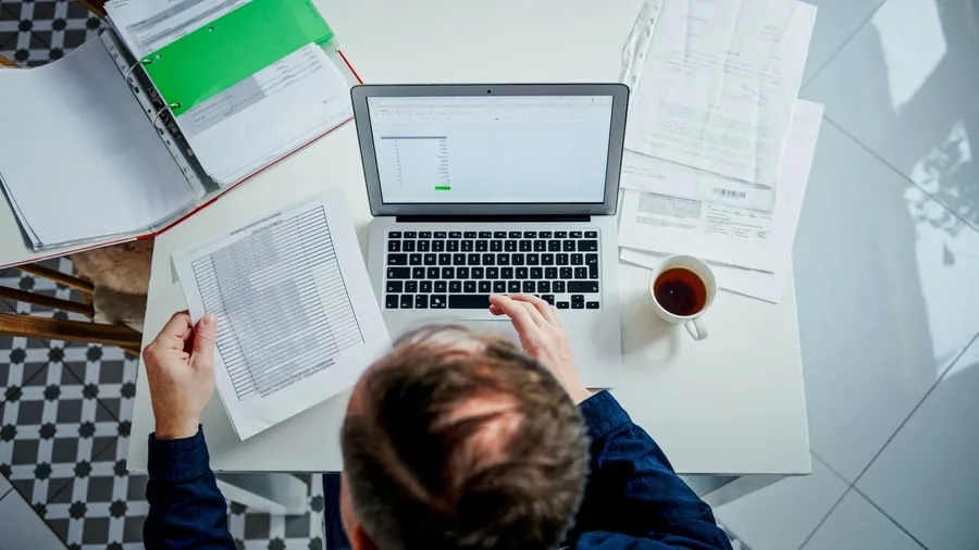 Arbeitszeiterfassung: Ich schreibe weniger Stunden auf, als ich arbeite. Kann mir das Ärger bringen?