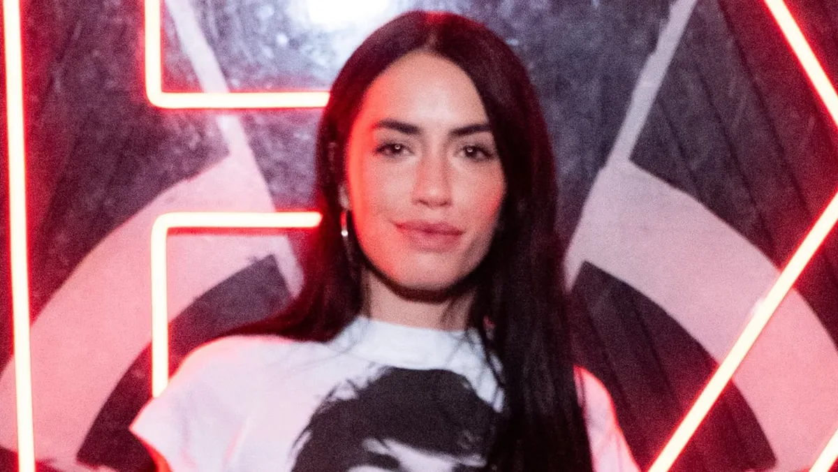 Lali Espósito homenajeó a Sandro con una remera vintage y la combinó con jeans de talle bajo