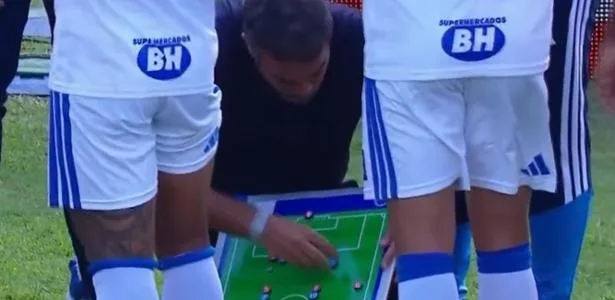 Deu certo? Técnico do Cruzeiro usa lousa tática na pausa para hidratação