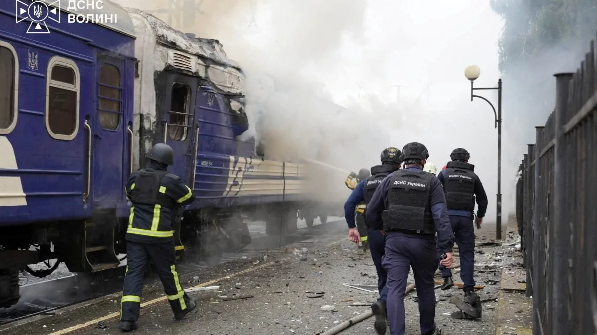 5 dead after Russian drones strike bus, rail targets in Ukraine, officials say