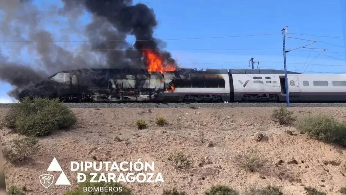 El incendio de un AVE de Renfe paraliza la línea Madrid-Barcelona en plena operación retorno del puente