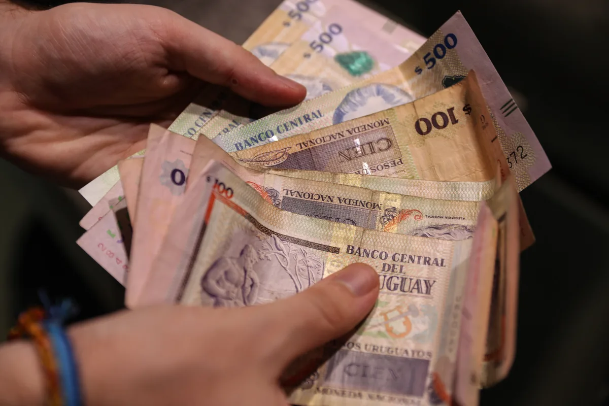 Uruguay desalienta el ahorro en dólares: la estrategia del Banco Central para favorecer la moneda local